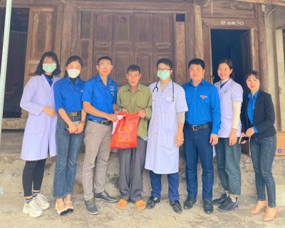 Tặng quà, khám bệnh, cấp phát thuốc miễn phí cho gia đình chính sách, người dân có hoàn cảnh khó khăn nhân dịp Tết Nguyên đán Quý Mão.