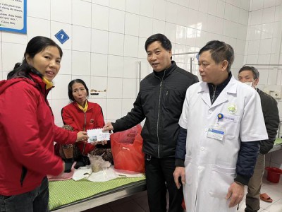 Xuân yêu thương nhóm thiện nguyện Minh Tâm nấu 350 suất cháo, trao tặng 10 suất quà cho bệnh nhân mắc bệnh hiểm nghèo có hoàn cảnh khó khăn đang điều trị tại Trung tâm