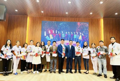 Trung tâm Y tế tổ chức giao ban, chào cờ tháng 2.