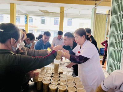 Ấm lòng những món quà, suất cháo tình thương ngày xuân