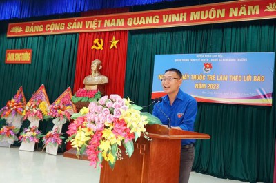 Chi đoàn Trung tâm Y tế phối hợp khám bệnh và cấp phát thuốc miễn phí cho các cựu thanh niên xung phong tại xã Kim Song Trường