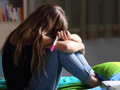 Từ vụ trẻ 13 tuổi đã sinh con, cha mẹ cần biết dấu hiệu mang thai sớm ở trẻ vị thành niên