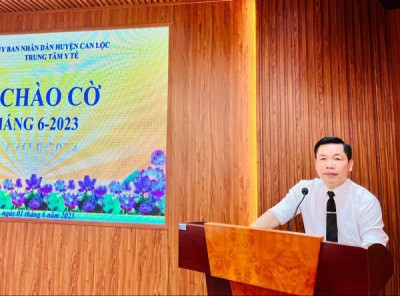 ​TRUNG TÂM Y TẾ CAN LỘC TỔ CHỨC CHÀO CỜ THÁNG 6​