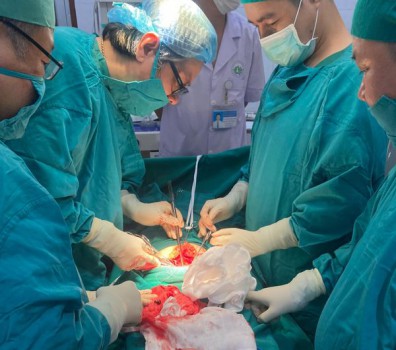 CẮT BỎ THÀNH CÔNG KHỐI U XƠ TỬ CUNG NẶNG 1,2 KG