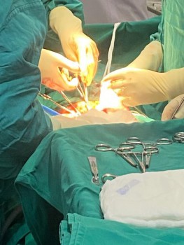 PHẪU THUẬT THÀNH CÔNG CHO BỆNH NHÂN BỊ U XƠ TỬ CUNG, HAI BUỒNG TRỨNG DÍNH PHỨC TẠP VÀO ĐẠI TRÀNG, RUỘT NON, MẠC NỐI VÀ U NANG BUỒNG TRỨNG HAI BÊN BỊ HOẠI TỬ