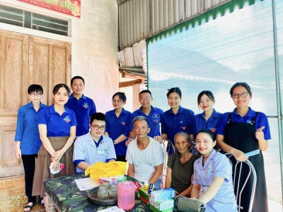 CHI ĐOÀN TRUNG TÂM Y TẾ KHÁM VÀ CẤP PHÁT THUỐC MIỄN PHÍ CHO NGƯỜI CÓ CÔNG VỚI CÁCH MẠNG TẠI XÃ QUANG LỘC.