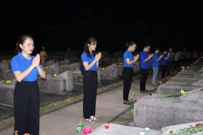 Chi đoàn Trung tâm Y tế Can Lộc thắp nến tri ân kỷ niệm 76 năm Ngày thương binh, liệt sỹ tại nghĩa trang liệt sỹ huyện Can Lộc.