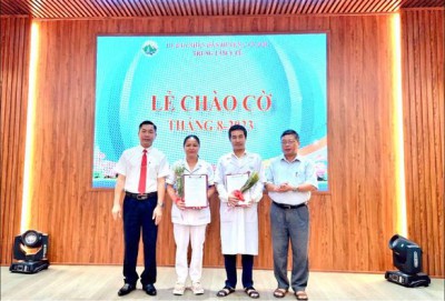 TRUNG TÂM Y TẾ CAN LỘC TỔ CHỨC CHÀO CỜ THÁNG 8