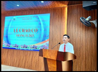 TRUNG TÂM Y TẾ TỔ CHỨC LỄ CHÀO CỜ THÁNG 11