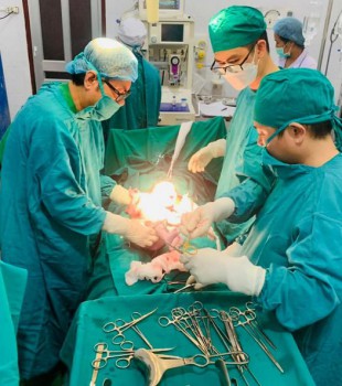 PHẪU THUẬT CẤP CỨU THÀNH CÔNG CỨU SỐNG EM BÉ VÀ SẢN PHỤ BỊ SA DÂY RỐN RA NGOÀI