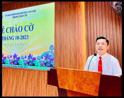 TRUNG TÂM Y TẾ CAN LỘC TỔ CHỨC LỄ CHÀO CỜ THÁNG 10
