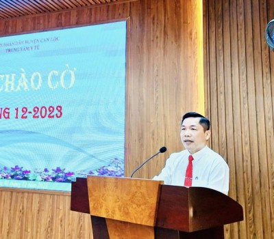 TRUNG TÂM Y TẾ TỔ CHỨC LỄ CHÀO CỜ THÁNG CUỐI NĂM 2023