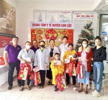 Tặng quà Tết đến bệnh nhân có hoàn cảnh khó khăn