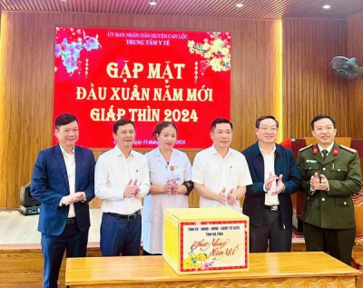 Đoàn công tác của tỉnh do đồng chí Lê Ngọc Châu phó chủ tịch UBND tỉnh làm trưởng đoàn đã đến thăm, trao tặng quà và làm việc với Trung tâm Y tế huyện Can Lộc