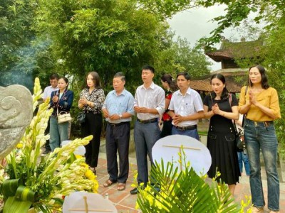 Trung tâm Y tế Can Lộc Dâng hương tưởng niệm Đại danh y Hải Thượng Lãn Ông Lê Hữu Trác.