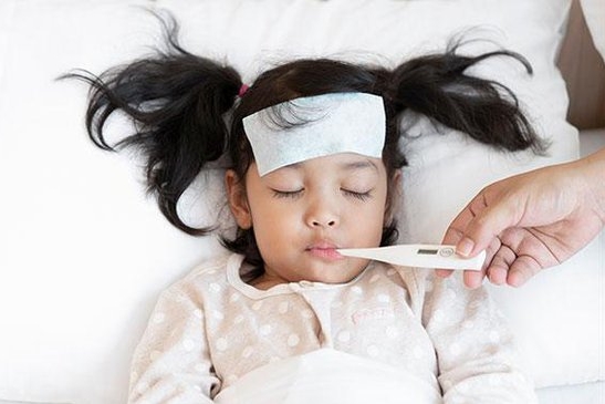 Cha mẹ cần theo dõi sát diễn biến sức khỏe của trẻ khi bị sốt xuất huyết.